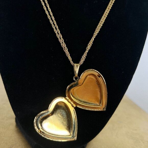 Vintage 1928 Gold Heart Pendant Locket Necklace - Classy Minimal Dainty Necklace - Picture 4 of 6